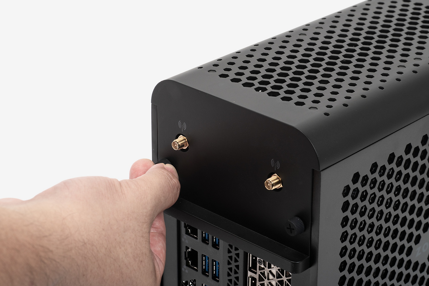 背面から天板を固定しているこの2本の手回しネジを外す。無線のアンテナは事前に取り外しておく