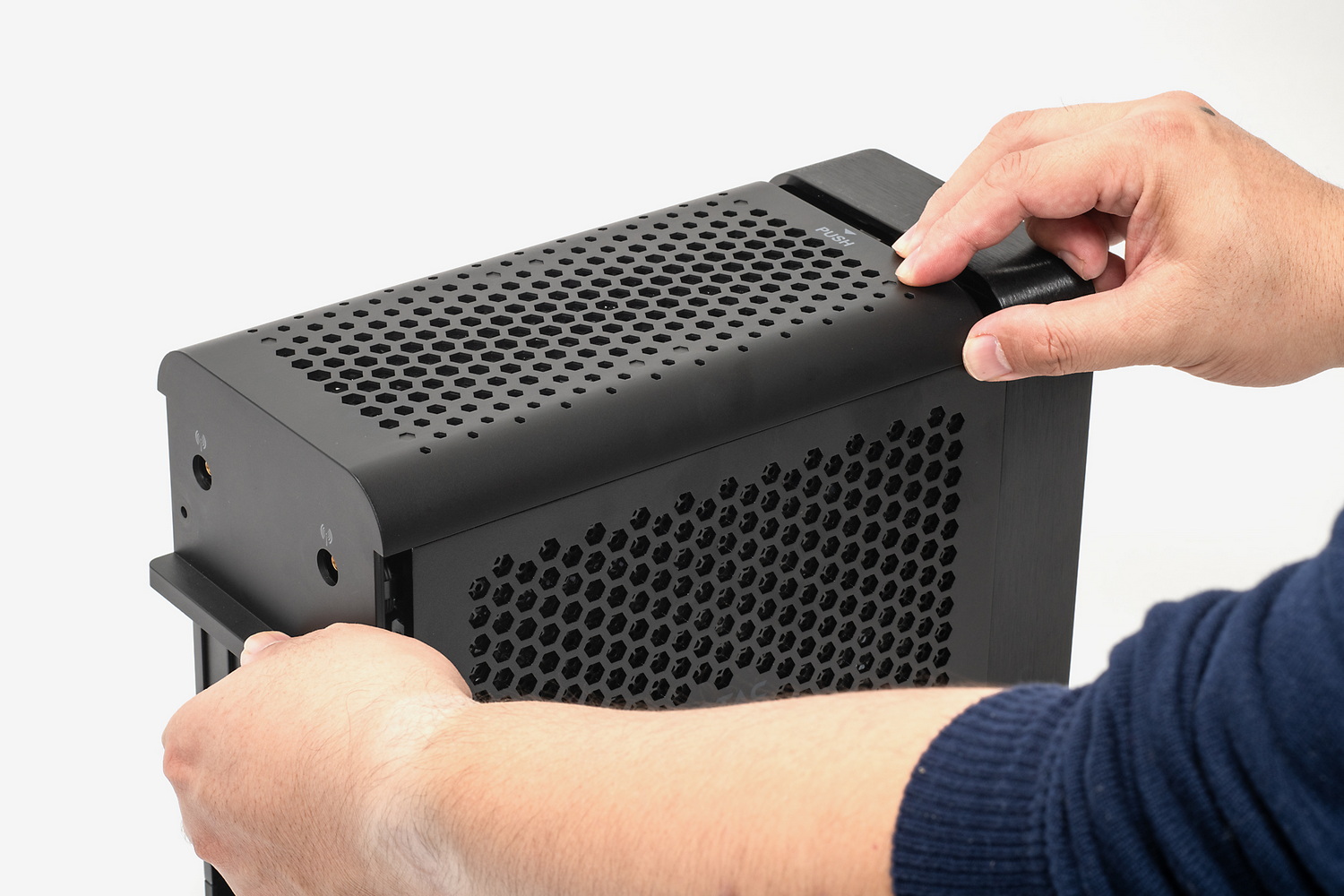 すると天板を背面側に引き抜くように外せる