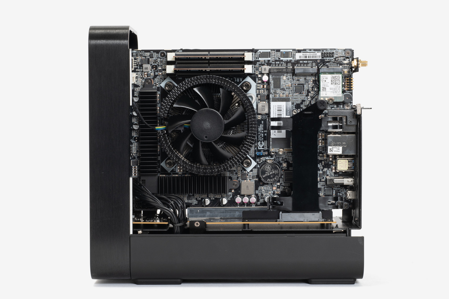 左側面の様子。メモリやSSDはこちら側から組み込む。2.5インチシャドーベイも装備している