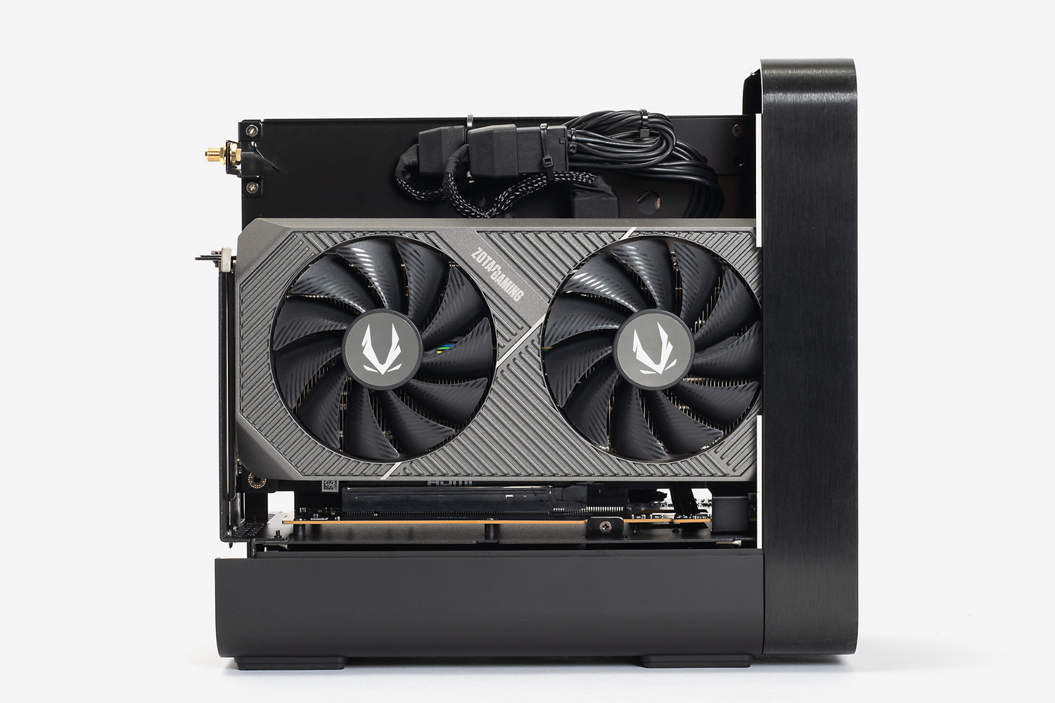 右側面にはビデオカードが組み込まれている。基本的にユーザーが右側面で作業する必要はない。