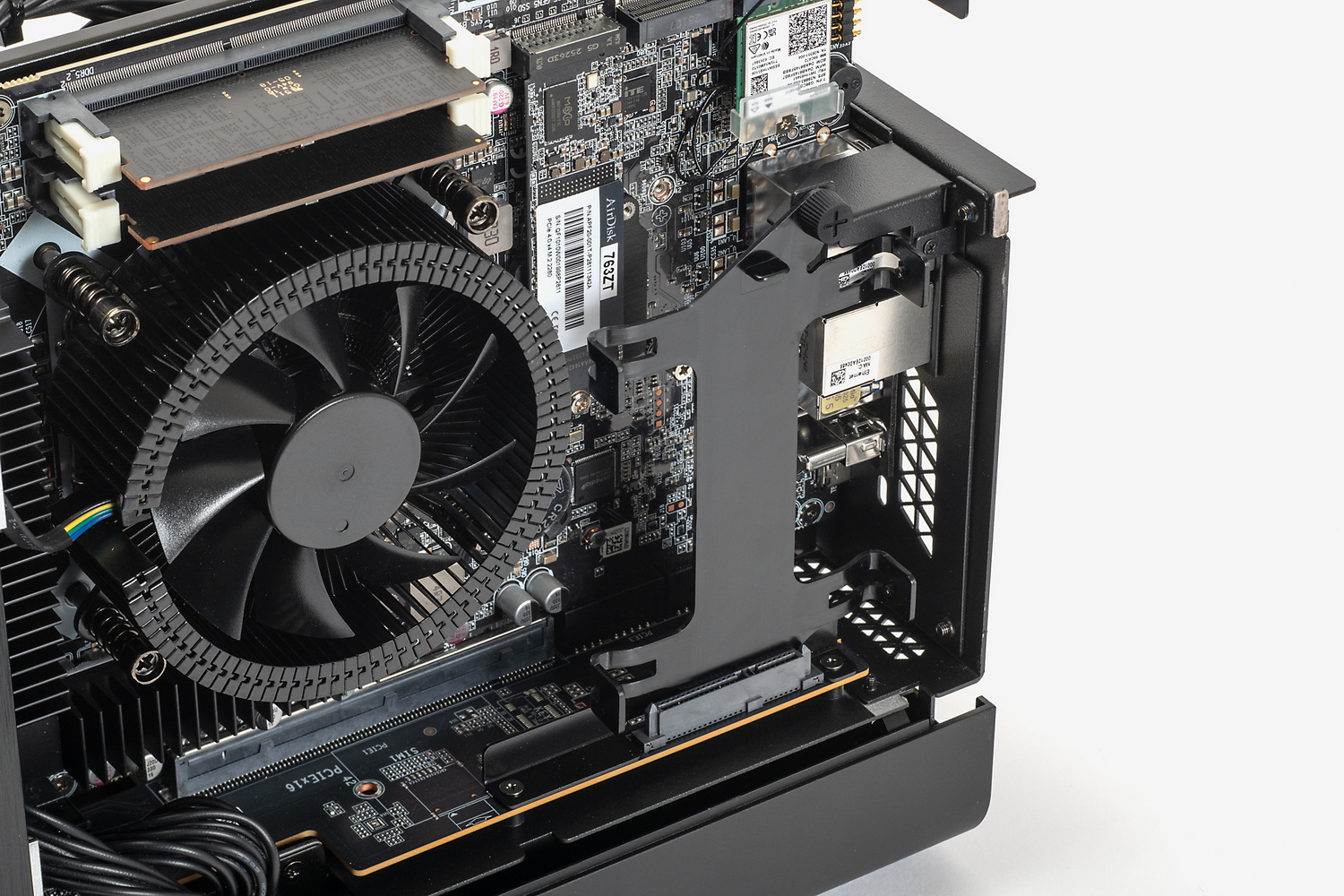 CPUの横には2.5インチドライブ用のシャドーベイが取り付けられている。電源およびSerial ATAのコネクターは基板に直付けされている