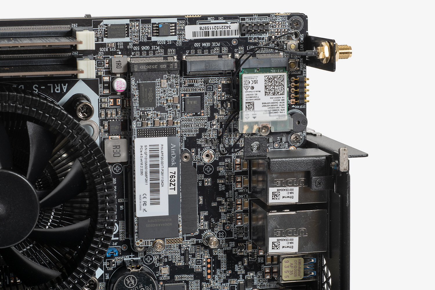 マザーボードにはストレージ用のM.2スロットが2基用意されている(テスト機では空き×1基)。2230タイプのWi-Fi/Bluetoothカードの右側に見える接点が、天板に取り付けられているファンに電源を供給するもの