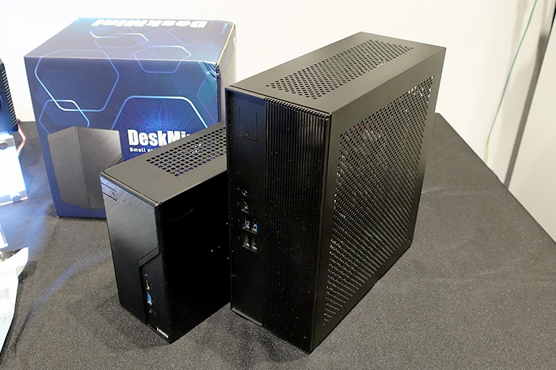 DeskMini（左）とDeskSlim（右）