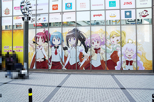 アトレの壁面広告が「魔法少女まどか☆マギカ」に、「龍が如く」の新作