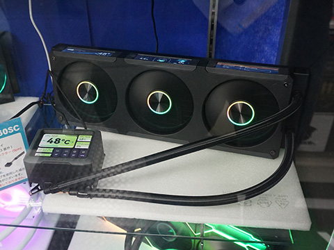 4つのディスプレイを備えたJONSBOの水冷クーラー「TF3-360SC」が入荷