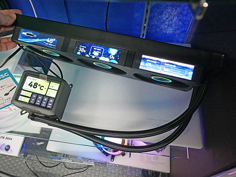 4つのディスプレイを備えたJONSBOの水冷クーラー「TF3-360SC」が入荷