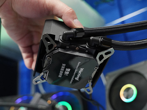 4つのディスプレイを備えたJONSBOの水冷クーラー「TF3-360SC」が入荷