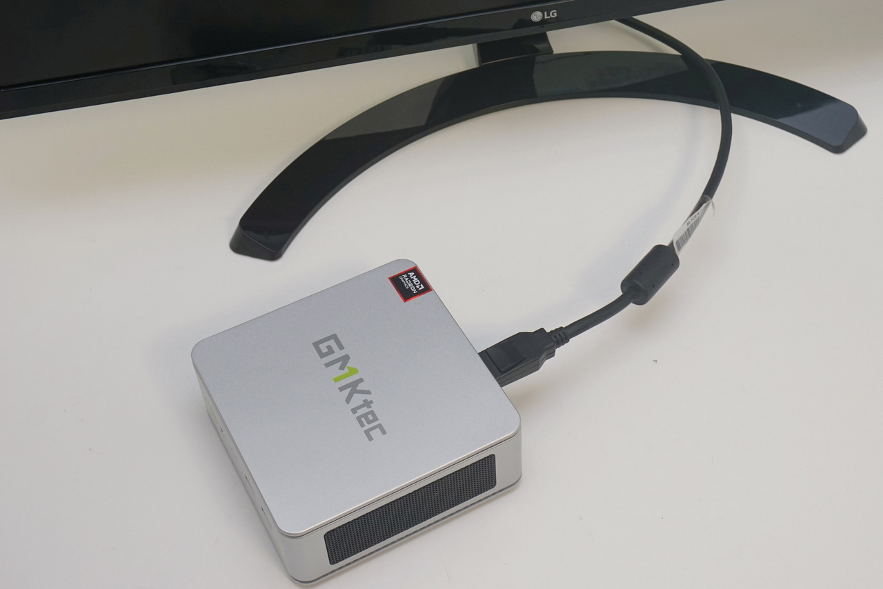 PCなどから映像出力を行うには、通常はHDMIケーブルなどを利用する必要がある