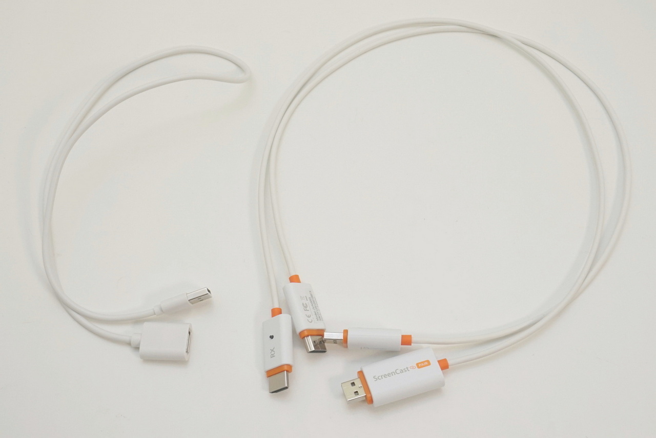 j5create「JVAW65」。実売価格は10,000円前後。トランスミッターケーブルとレシーバーケーブル、そしてUSB延長ケーブルが1本ずつ同梱されている