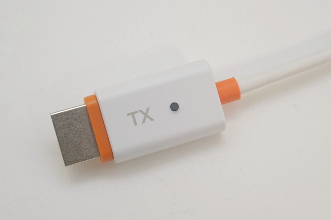 HDMIコネクター側に「TX」と印刷されているのが「トランスミッター」。こちらを出力機器のHDMI出力に接続。ケーブルのもう一方の端のUSBコネクターも必ず接続