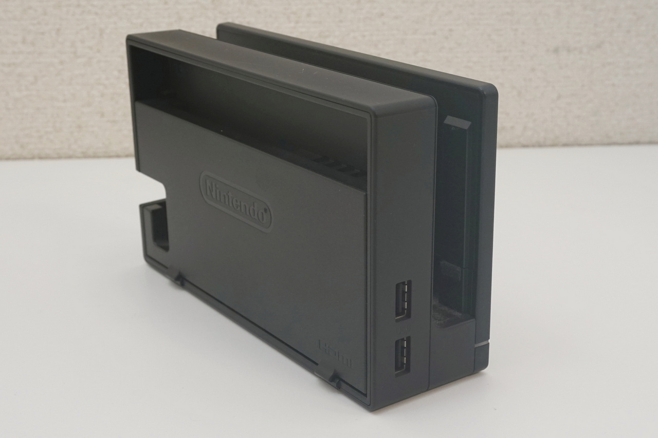 Switchのドックが搭載するUSB 2.0ポートでは、JVAW65のトランスミッターケーブルは動作しなかった。スマホなどのUSB充電器で給電しよう