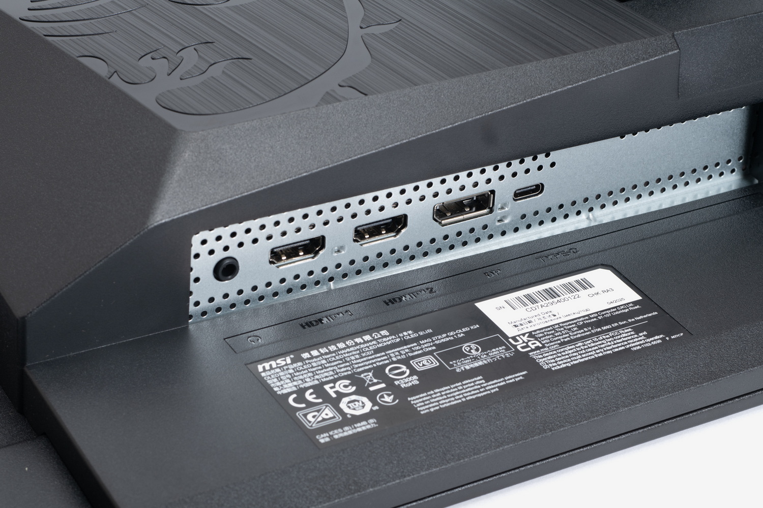 背面の端子類。HDMI×2、DisplayPort×1、USB Type-Cの4系統入力を備える。写真の一番左の端子はヘッドホン出力