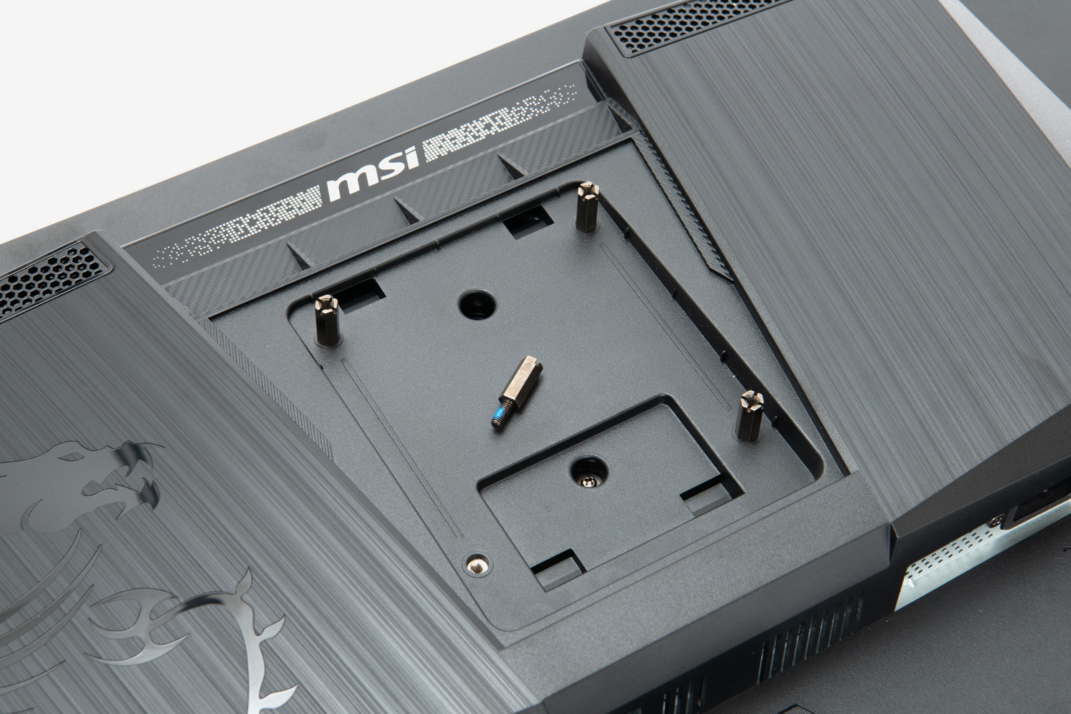 付属のネジを使うことでVESAに対応。モニターアームの取り付けも可能だ