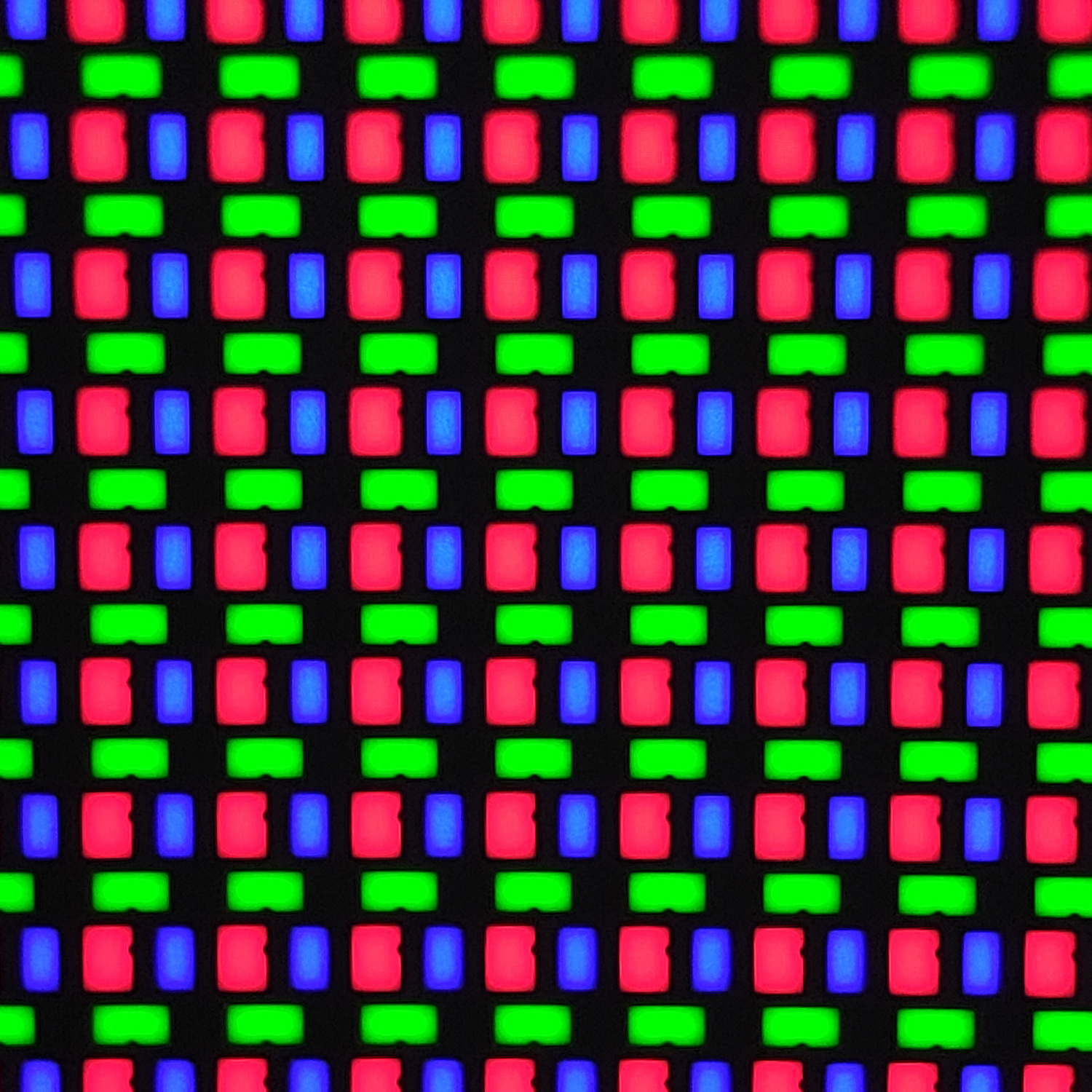 60倍の電子顕微鏡での撮影。長方形に近いサブピクセル配置によってコントラスト比を向上、フォント表示をさらに明瞭化した