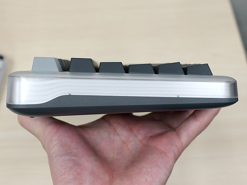 トップカバーは透明シェルを採用