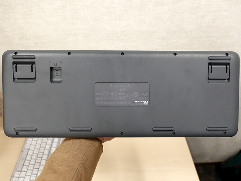 背面には折りたたみスタンドを備える