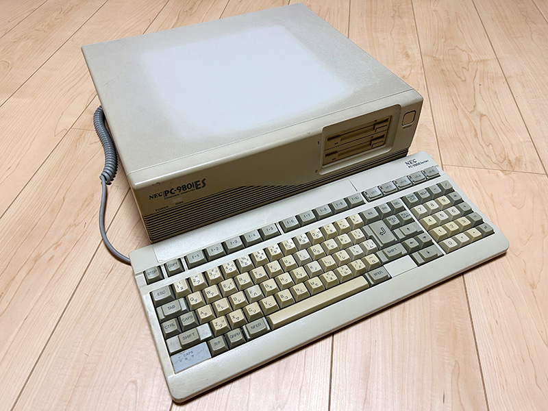 PC-9801Rシリーズと同じデザインを採用しているため、全体的にアールが効いていて柔らかい印象を与えてくれます。機種名には、RA2やRX2などと同じ縦長の書体が使われていました。