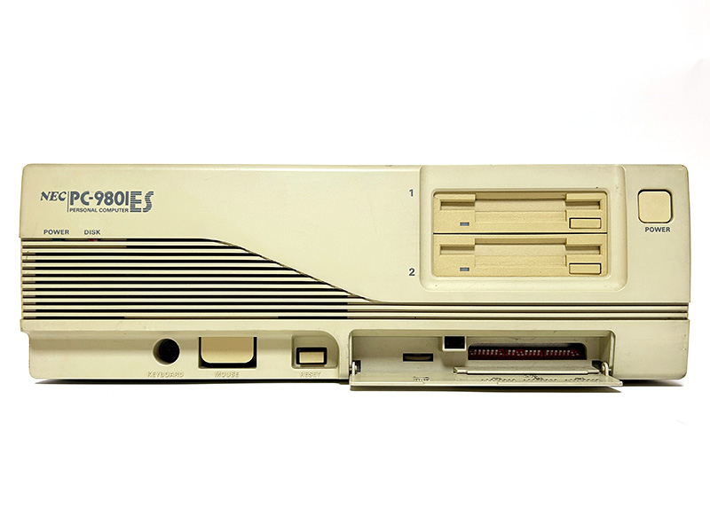 正面は、PC-9801RAやPC-9801RXシリーズなどのデザインを踏襲しています。上段右端には3.5インチFDDが2つ縦に並び、その右側に電源スイッチが設置されていました。下段は左から、キーボード接続端子、マウス端子、リセットボタン、ボリュームダイヤル、3連ディップスイッチと並んでいます。