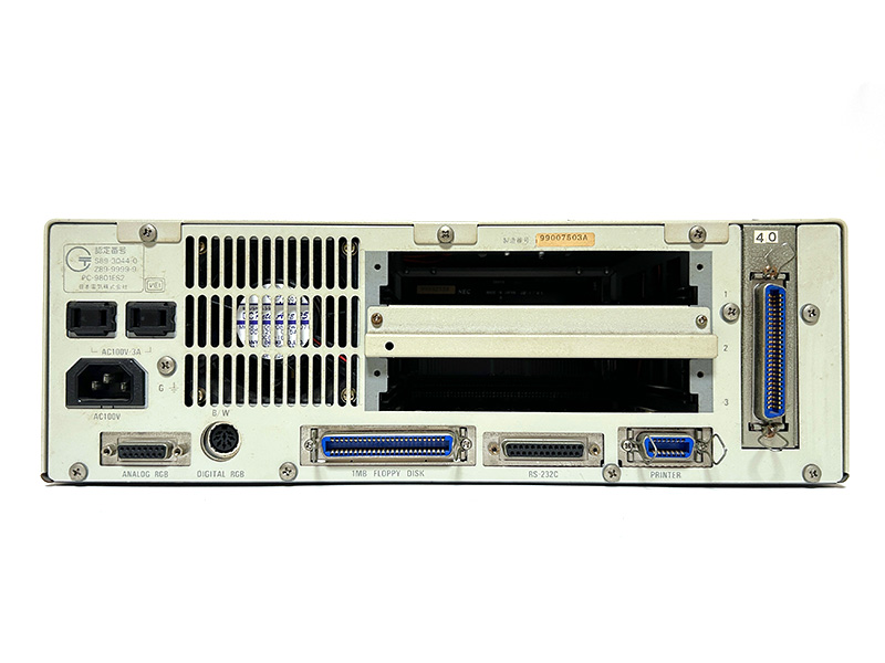 背面は左から、サービスコンセント×2、電源、アナログRGB端子、デジタルRGB端子、1MBフロッピーディスクインターフェース、RS-232Cコネクタ、プリンタポートと並んでいます。上段は拡張スロット×3と、その右側には増設ハードディスク用の目隠しがあるのですが、このモデルは40MBのハードディスクが増設されていました。
