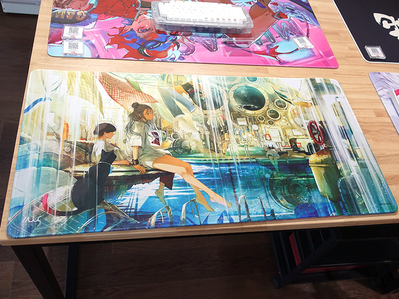 <a href="https://akiba-pc.watch.impress.co.jp/docs/news/news/2008255.html" class="deliver_inner_content i">“夏”をイメージした人気イラストレーター描き下ろしデザインのマウスパッドが2製品</a>