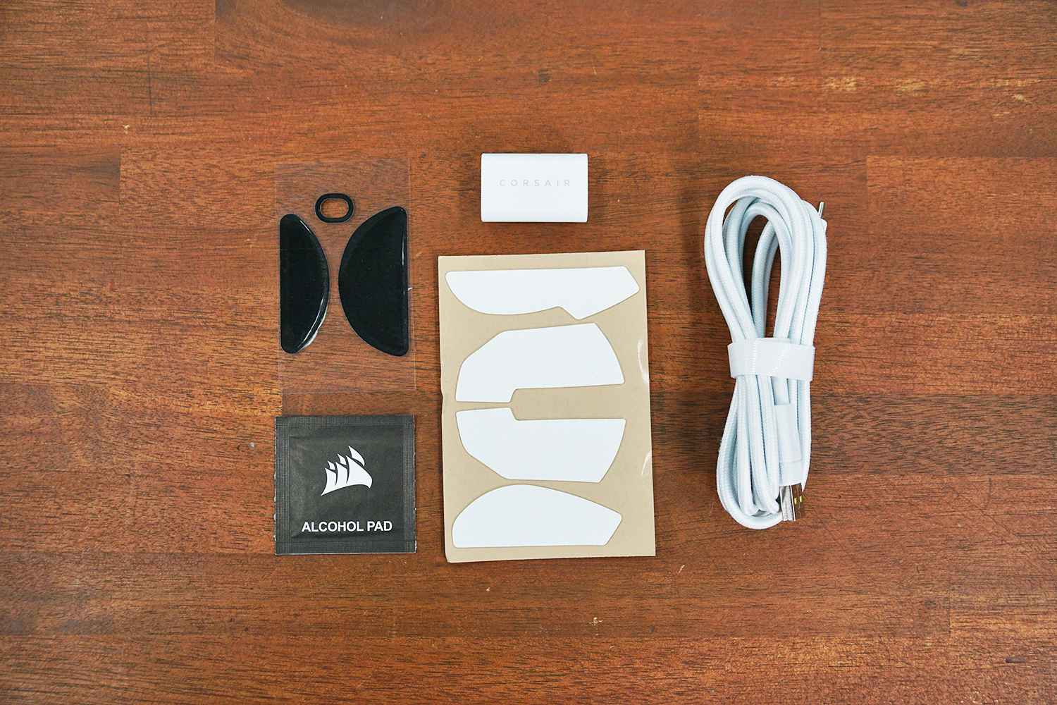 付属品一式。グリップ感をカスタマイズするためのグリップテープも付属している