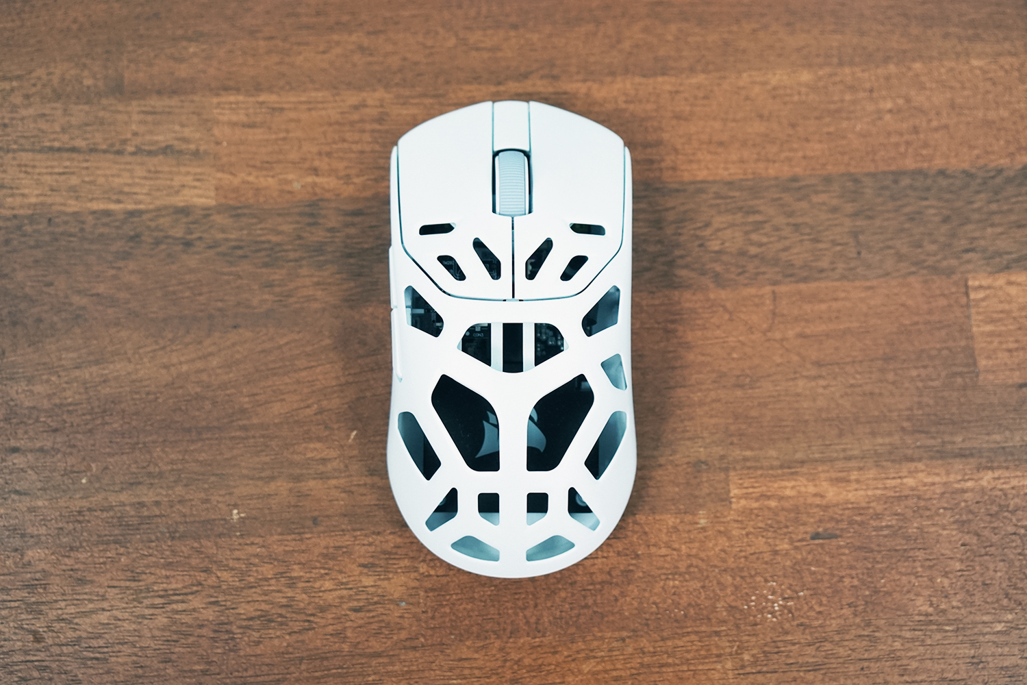 シンプルな左右対称デザインなので、様々な持ち方にも対応できる