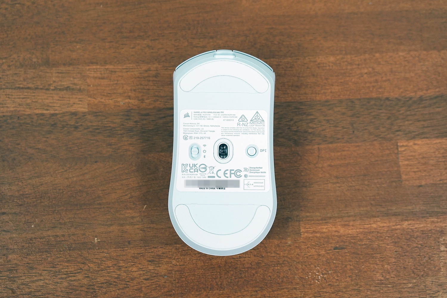 センサーは中央に搭載、底面側は肉抜きされていない