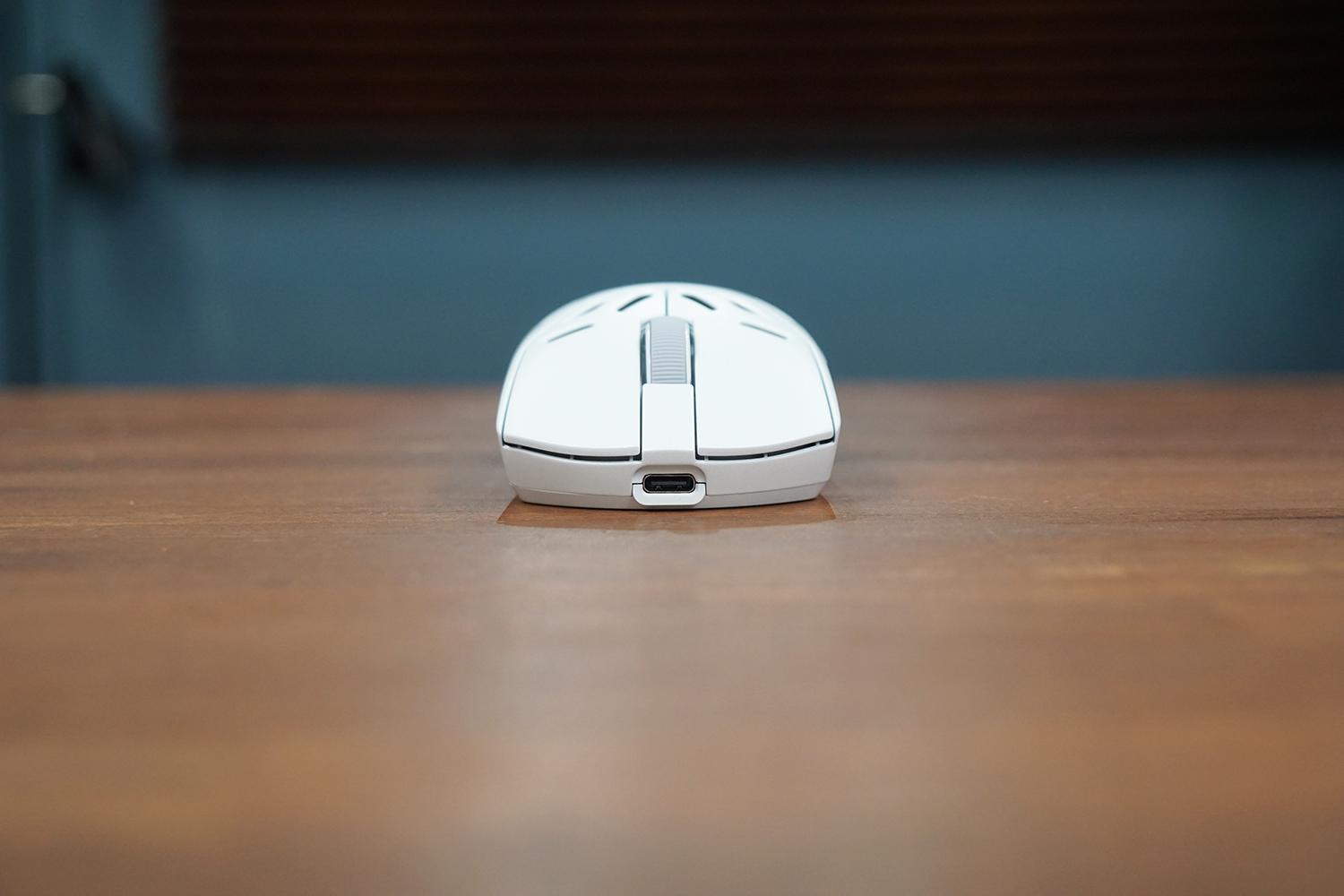 本体下部はグリップしやすいように内側に向けて傾斜がつけられている