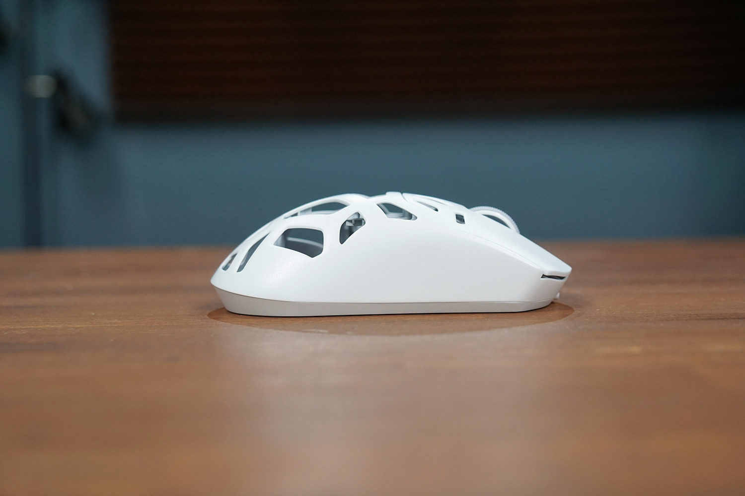 右側面、サイド部分には指でしっかりとホールドできるスペースがある