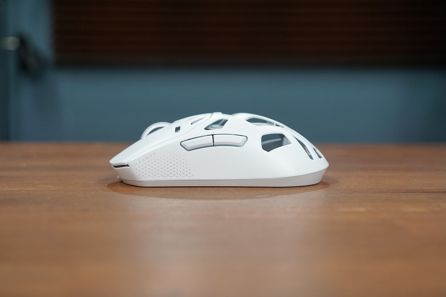 左側面にはサイドボタンが2つ搭載されている