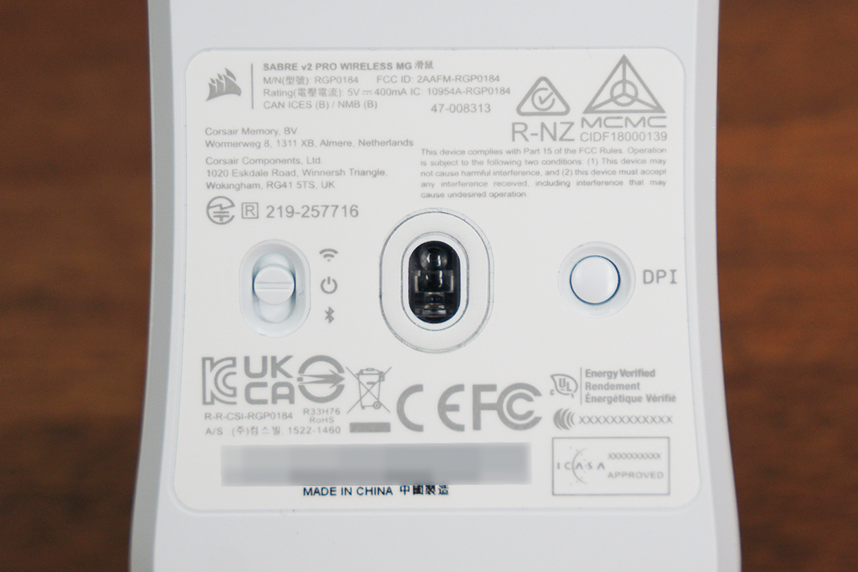 センサー位置は本体中央で、底面にDPI切り替えスイッチを備えている