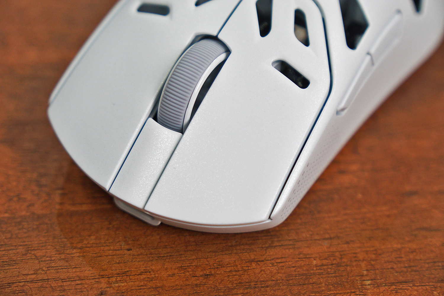 金属製シェルに施された塗装は素のままでも滑りにくい感触