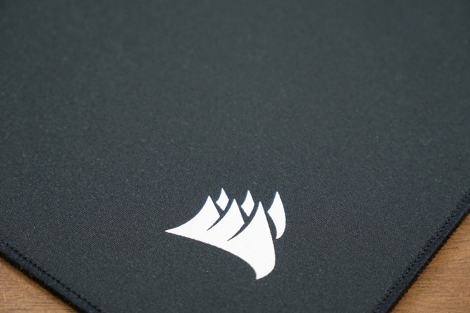 名前に「Control」が入っている通り、コントロール重視のマウスパッドなので、抵抗が強めな表面加工になっている