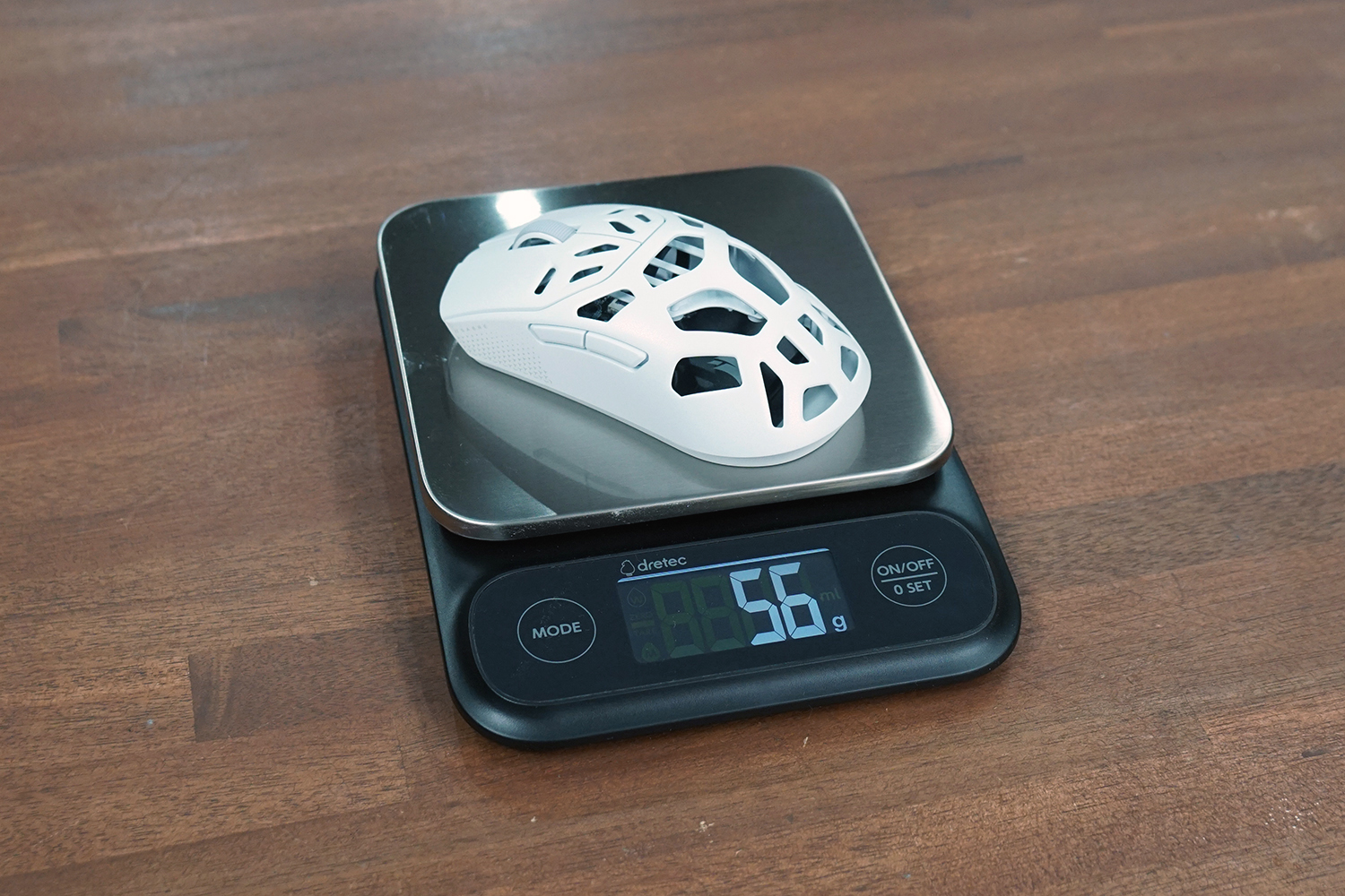 重量は56g、程よい重さで扱いやすい