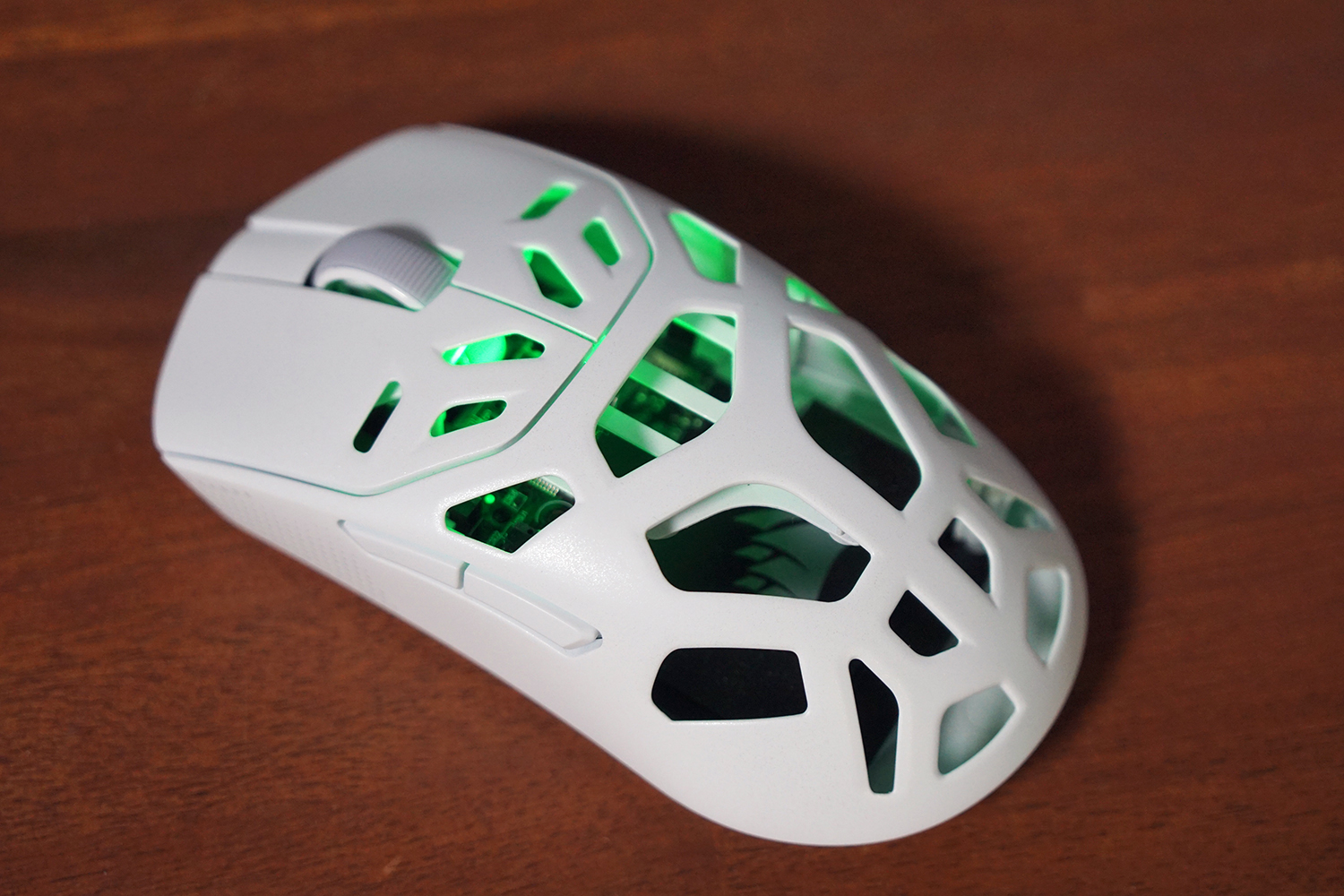 DPIや接続方式に合わせ設定されたカラーで内部のLEDが点灯する