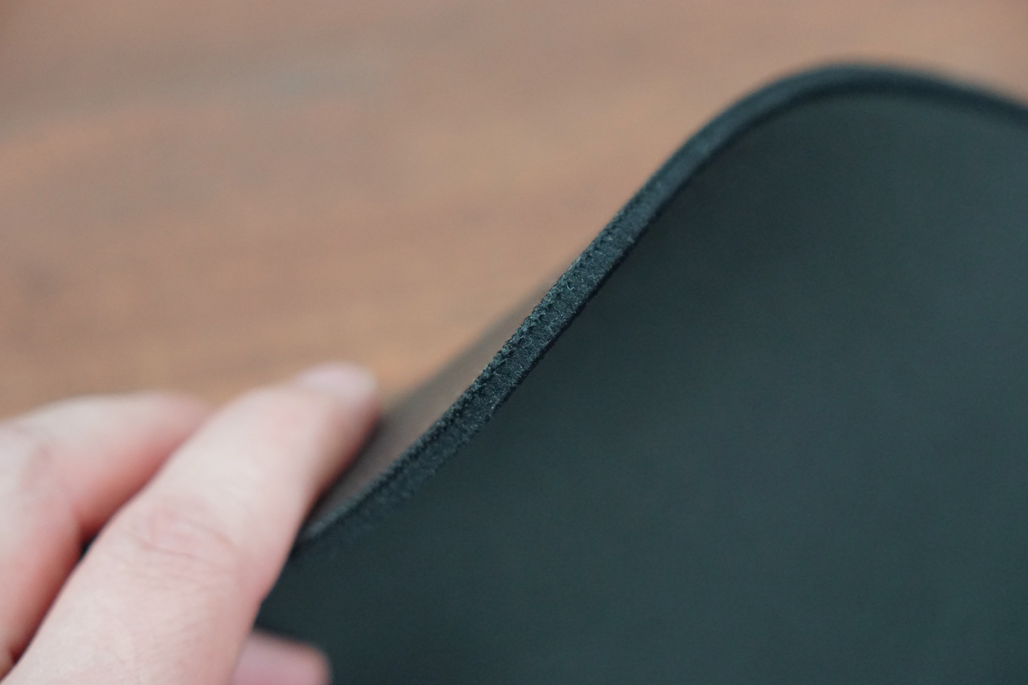 厚さをカバーするように端は編み込まれ、縫製もしっかりとしているので耐久性にも期待できる