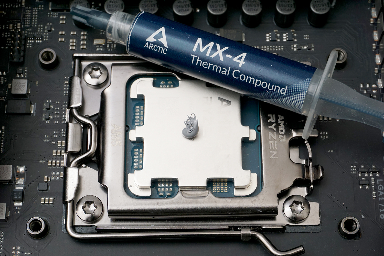 MX-4を出して伸ばしたところ。非常に軟らかくヘラで簡単に伸ばせる