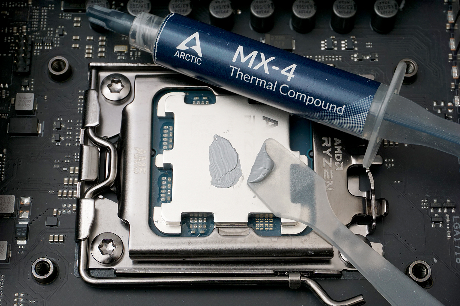 MX-4を出して伸ばしたところ。非常に軟らかくヘラで簡単に伸ばせる