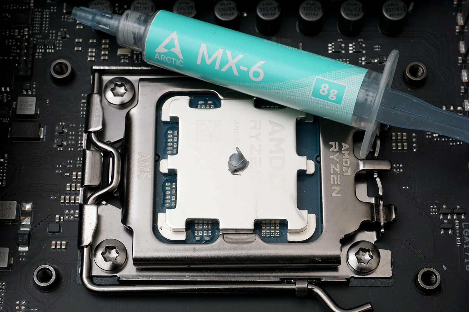 同じくMX-6を出して伸ばした。スペック上の粘度は高いが、MX-4よりちょっと粘り気があるだけでヘラで十分伸ばせる