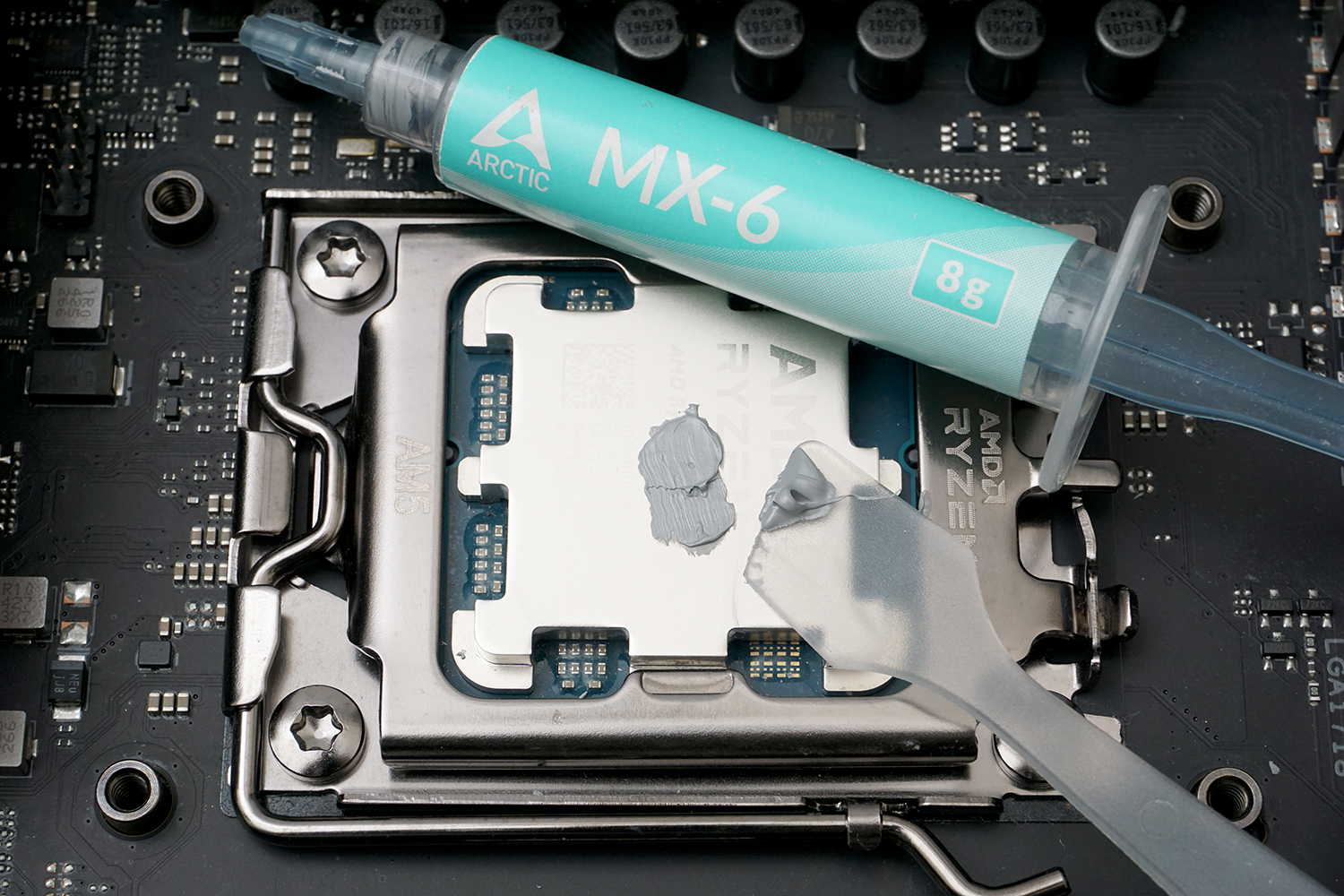 同じくMX-6を出して伸ばした。スペック上の粘度は高いが、MX-4よりちょっと粘り気があるだけでヘラで十分伸ばせる