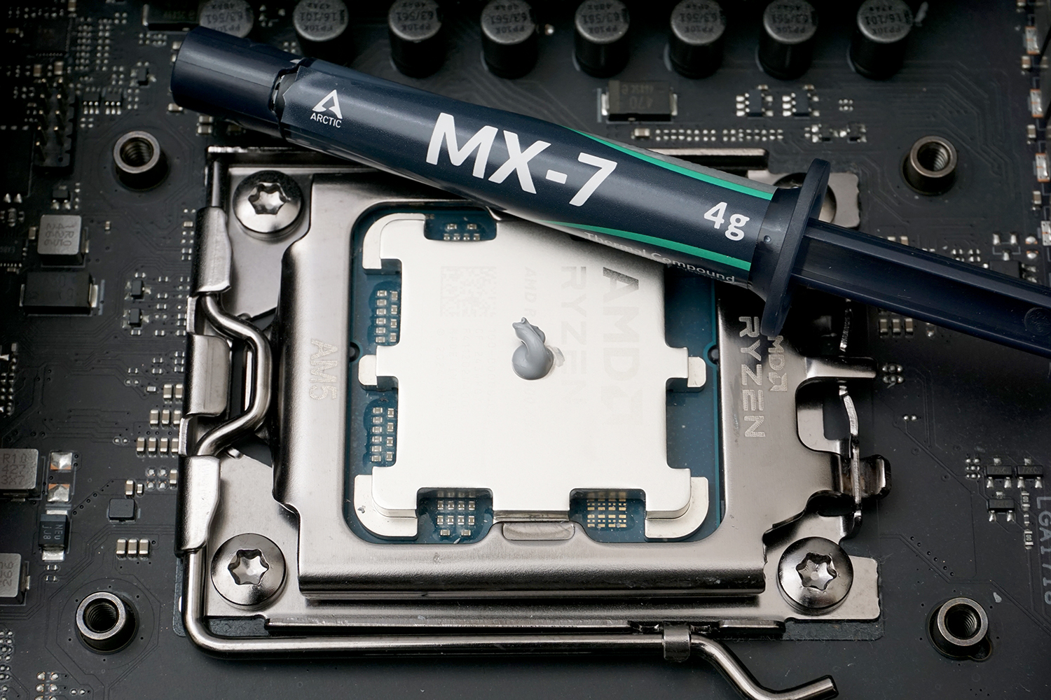 そしてMX-7を出して伸ばしたところ。それほど固くはないが接着力が低いためヘラにまったくグリスが付いていない。きれいに伸ばすのはかなり難しい