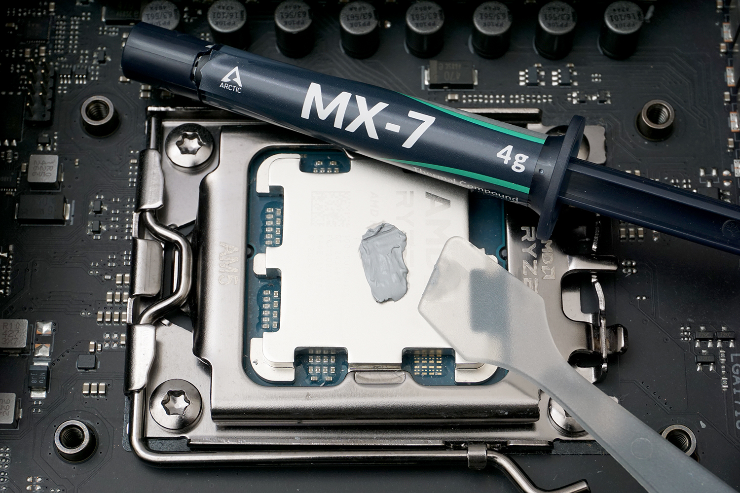 そしてMX-7を出して伸ばしたところ。それほど固くはないが接着力が低いためヘラにまったくグリスが付いていない。きれいに伸ばすのはかなり難しい