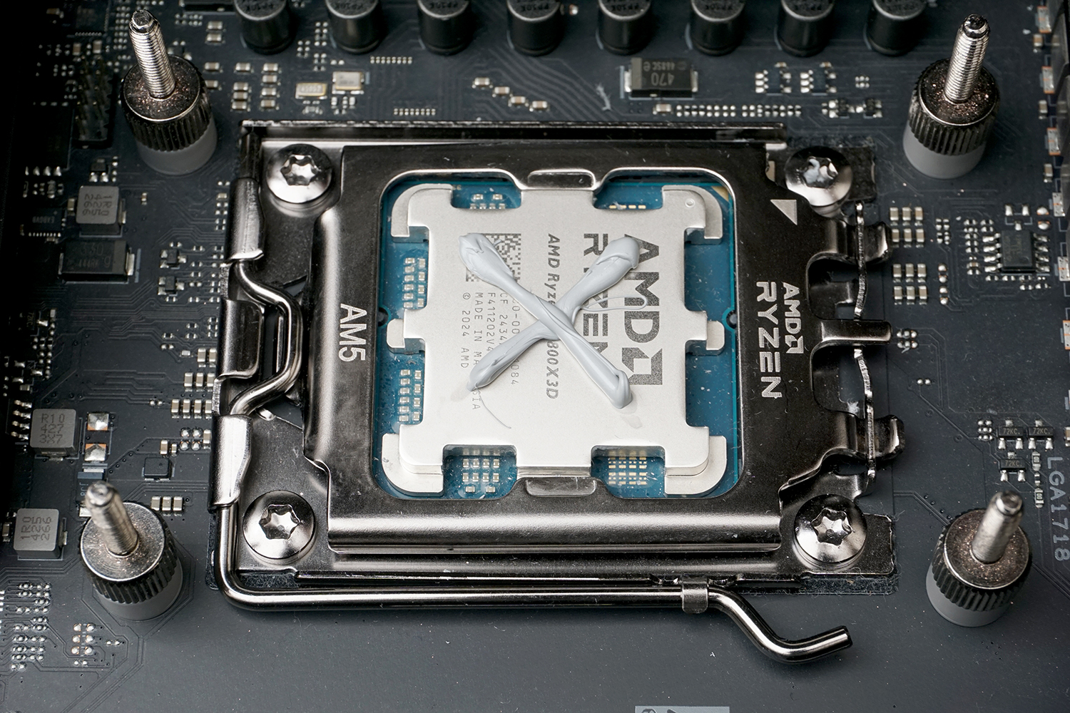 公式のオススメに従い、試しにMX-7をX字に塗ってCPUクーラーを装着