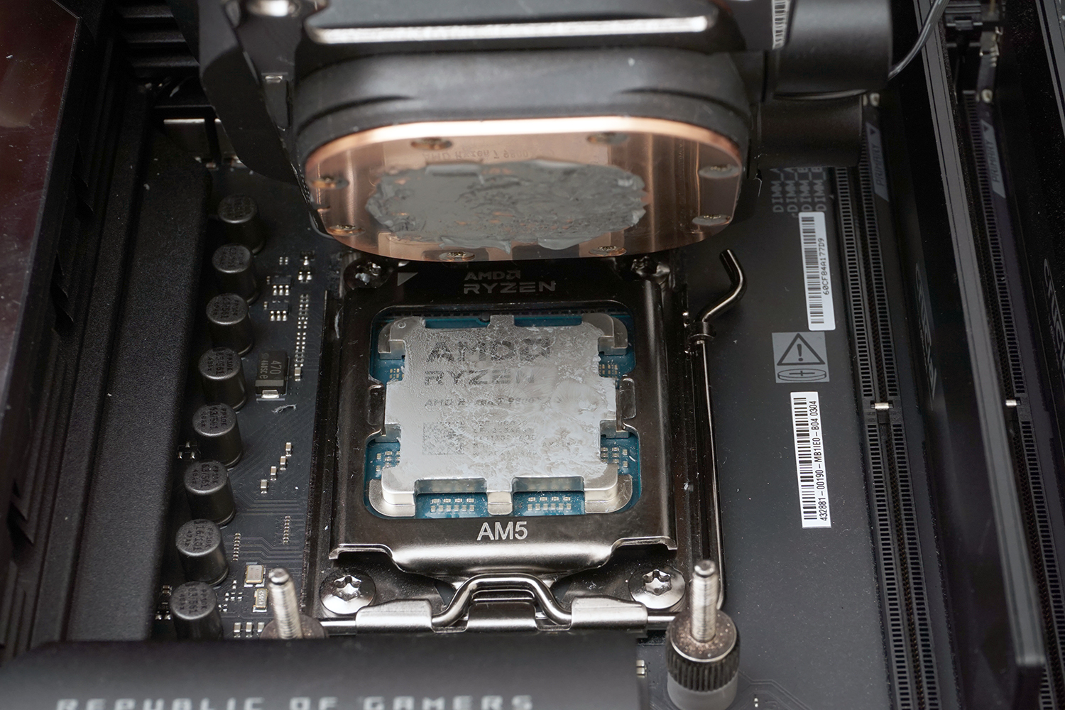 何度かベンチマークを実行後、CPUクーラーを外すと均等に伸びているのを確認できた