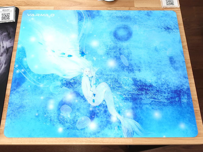 <a href="https://akiba-pc.watch.impress.co.jp/docs/news/news/2028276.html" class="deliver_inner_content i">人魚が描かれたゲーミングマウスパッド「Varmilo Gaming Glasspad V2 Ariel」</a>