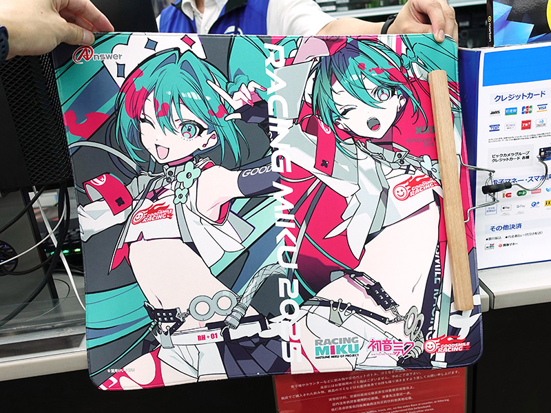 <a href="https://akiba-pc.watch.impress.co.jp/docs/news/news/2034994.html" class="deliver_inner_content i">「レーシングミク 2025Ver.」デザインのゲーミングマウスパッド</a>