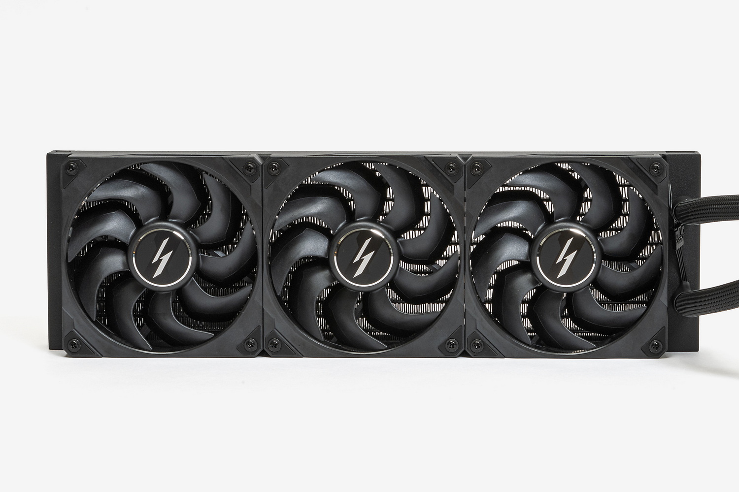 ファン同士は直結されており、ラジエーターとファンは組み立て済み。LIGHTNINGシリーズ向けに設計されたというLIGHTNINGファンを3基搭載。ラジエーター部のサイズは394×120×56mmで、ケースに組み込む際には360mmラジエーターを取り付け可能なスペースが必要