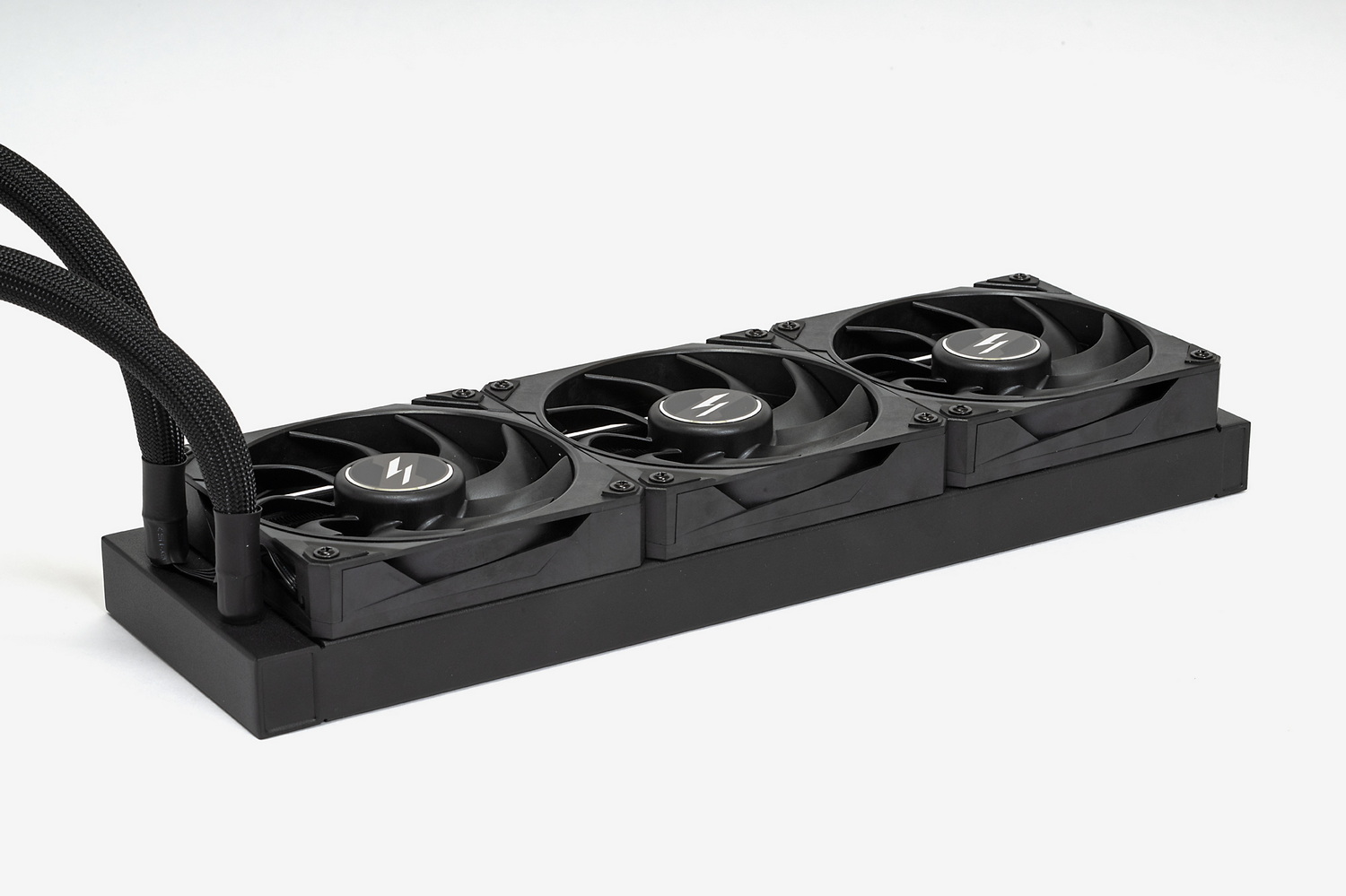 ファン同士は直結されており、ラジエーターとファンは組み立て済み。LIGHTNINGシリーズ向けに設計されたというLIGHTNINGファンを3基搭載。ラジエーター部のサイズは394×120×56mmで、ケースに組み込む際には360mmラジエーターを取り付け可能なスペースが必要