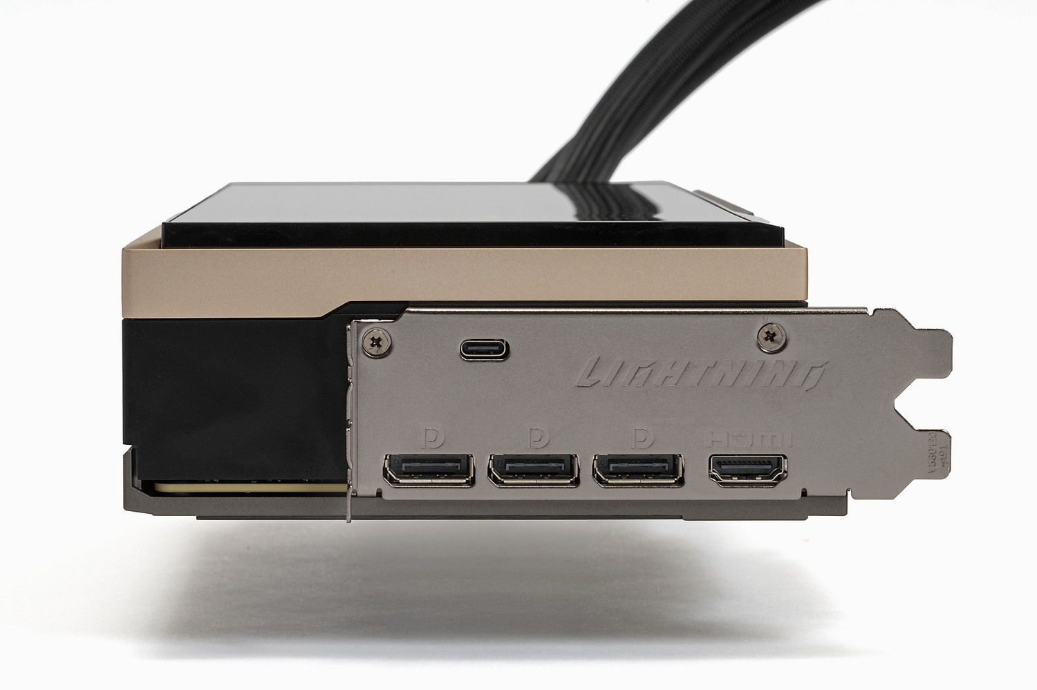 カード本体はウォーターブロックが分厚いため、ファンはないものの3スロット厚（61mm）。映像出力端子はDisplayPort2.1b×3にHDMI 2.1b×1。USB Type-Cもあるがこれは8インチ液晶の入力用であり、パッケージ付属のUSB Type-A-Cケーブルを利用してマザーボードに接続する