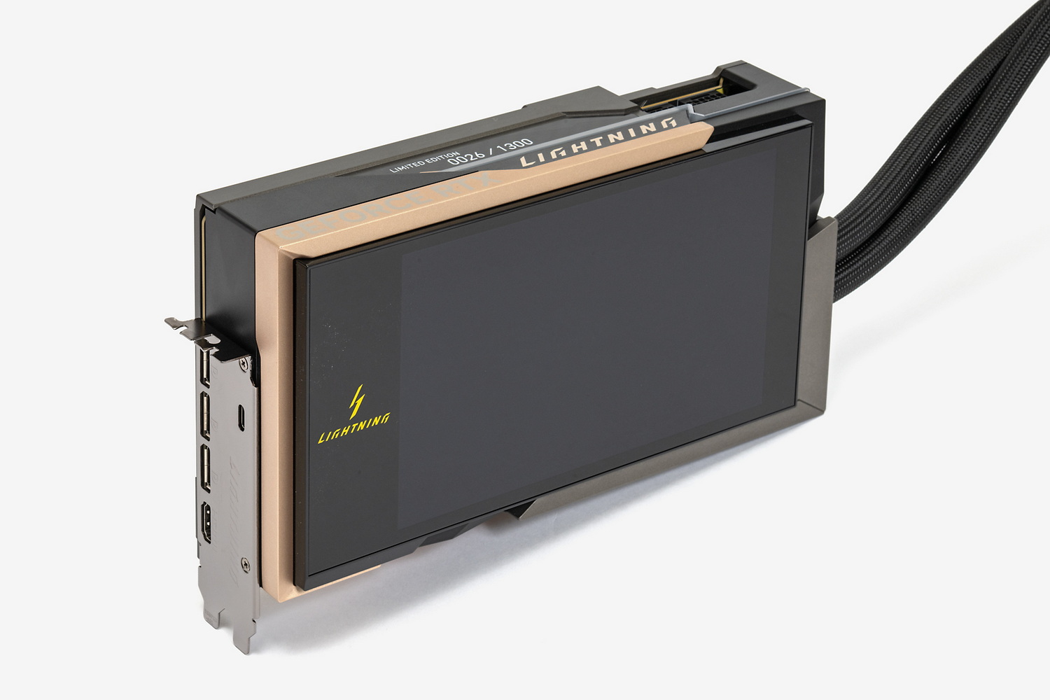 カード表側はビデオカードらしからぬフラットなデザイン。その理由は黒い部分に8インチ液晶が搭載されているためだ。この液晶はカード上のUSB Type-Cコネクターを通じ電力やデータを取得するため、USBケーブルを接続しなければ真っ黒いままである